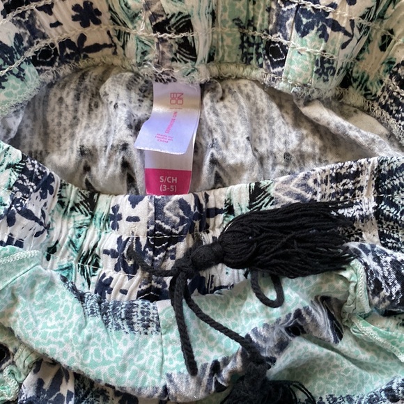 Women’s Shorts - Picture 3 of 3